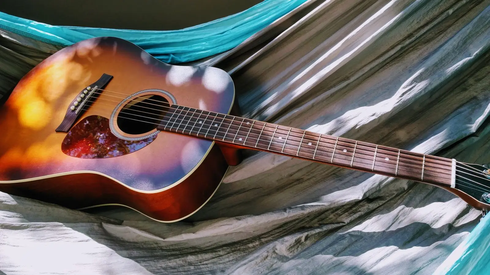Illustrasjonsbilde: Akustisk gitar på et stoffteppe