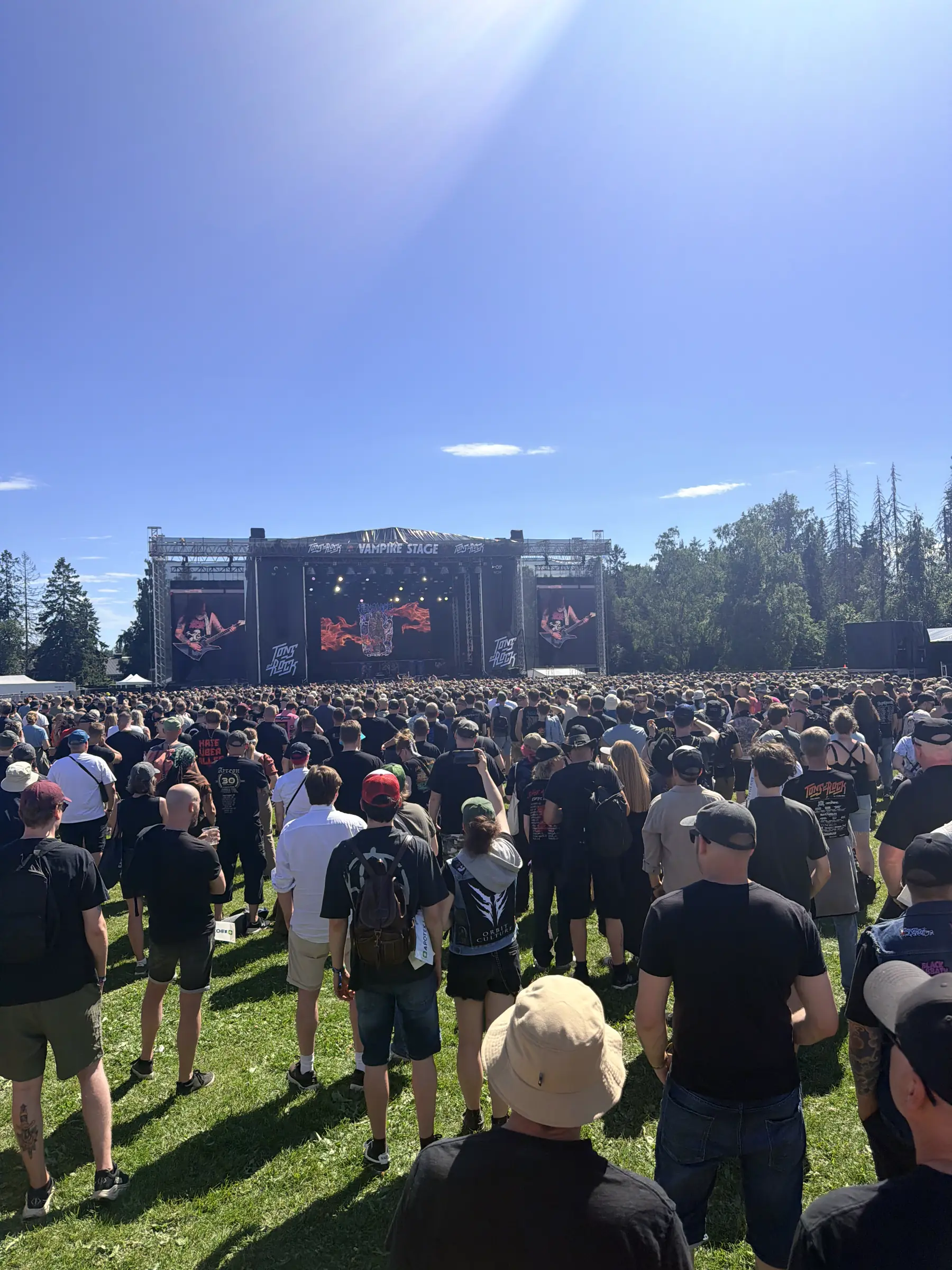 Publikum foran Vampire Stage på Tons of Rock, Ekebergsletta i Oslo